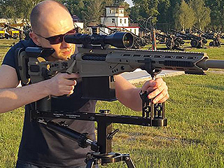 Яценюк испытал новую снайперскую винтовку Яценюк испытал новую снайперскую винтовку