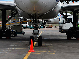 Boeing застрял в расплавившемся асфальте Boeing застрял в расплавившемся асфальте