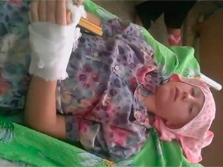 Раненый ребенок передал привет Порошенко Раненый ребенок передал привет Порошенко