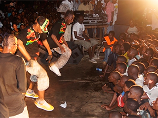 Десятки фанатов погибли в давке на концерте Десятки фанатов погибли в давке на концерте