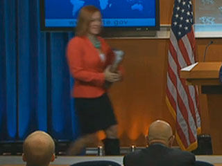 Джен Псаки выступила в одном сапоге Джен Псаки выступила в одном сапоге