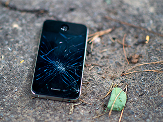 Россиянин разбил iPhone в ответ на санкции Россиянин разбил iPhone в ответ на санкции