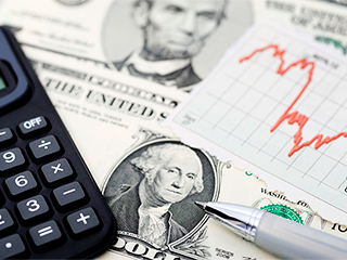 Доллар ослаб из-за санкций против России Доллар ослаб из-за санкций против России