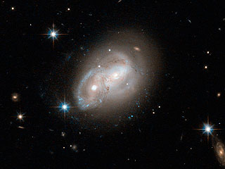 Hubble заснял сталкивающиеся галактики Hubble заснял сталкивающиеся галактики