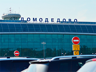 Мужчина с мачете громил машины у Домодедово Мужчина с мачете громил машины у Домодедово