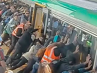 Пассажир в метро угодил в ловушку (видео) Пассажир в метро угодил в ловушку (видео)