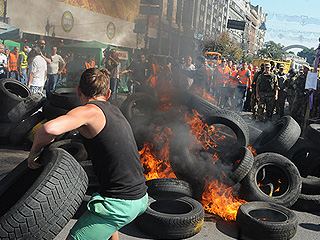 Майдан очищают от баррикад Майдан очищают от баррикад