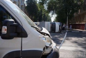 В центре Брянска маршрутчик уложил на бок «ГАЗель»