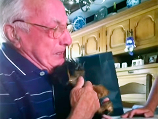 Подарок внуков растрогал дедушку (видео) Подарок внуков растрогал дедушку (видео)