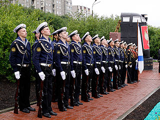 Россия вспоминает погибших с "Курска" Россия вспоминает погибших с "Курска"