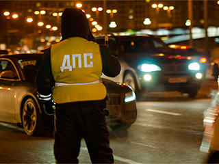 Пьяный угонщик на горящем автокране (видео) Пьяный угонщик на горящем автокране (видео)