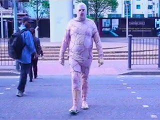 Мужчина в куриной коже напугал Лондон Мужчина в куриной коже напугал Лондон