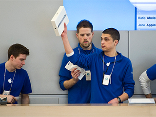 Apple недовольна количеством белых рабочих Apple недовольна количеством белых рабочих