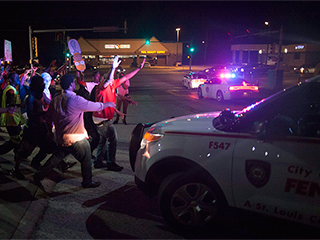 Демонстрантов в США разгоняли на броневиках Демонстрантов в США разгоняли на броневиках