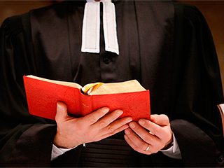 Священника взяли в заложники в храме Священника взяли в заложники в храме