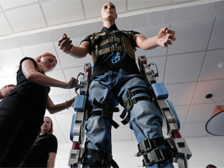 Добровольцы испытают российский экзоскелет Добровольцы испытают российский экзоскелет