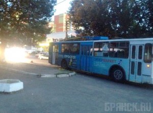 В Брянске автомобиль врезался в троллейбус