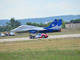 Российский истребитель обошел суперкар Российский истребитель обошел суперкар