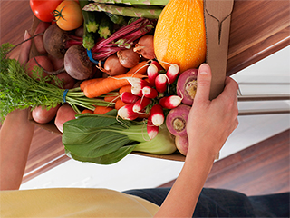 Латышские крестьяне уничтожают овощи Латышские крестьяне уничтожают овощи