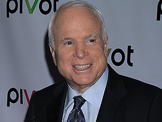 Маккейн станцевал робота на вечеринке Маккейн станцевал робота на вечеринке