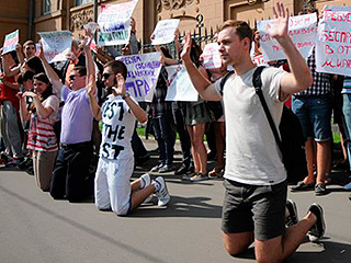 Студенты протестуют у посольства США Студенты протестуют у посольства США