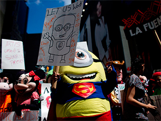 В Нью-Йорке прошел митинг супергероев В Нью-Йорке прошел митинг супергероев