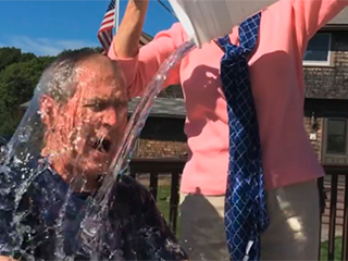 Джорджа Буша окатили ледяной водой Джорджа Буша окатили ледяной водой