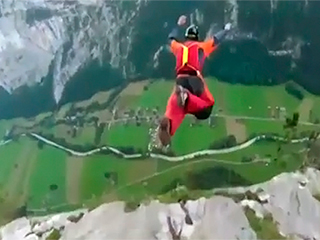 Парашютист повторил трюк Джеймса Бонда Парашютист повторил трюк Джеймса Бонда