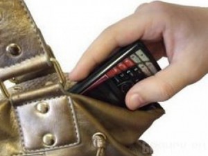 В Брянске ранее судимый мужчина стащил мобильник у своей гостьи