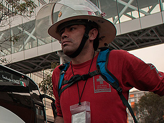 Огромная трещина расколола землю в Мексике Огромная трещина расколола землю в Мексике