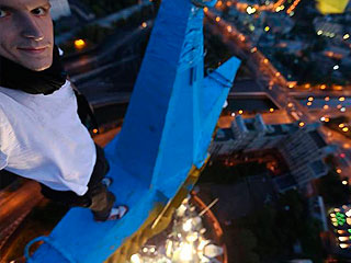 Звезду на высотке раскрасил украинец Звезду на высотке раскрасил украинец