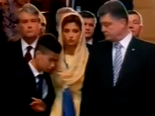 Сын Порошенко упал в обморок в храме (видео) Сын Порошенко упал в обморок в храме (видео)