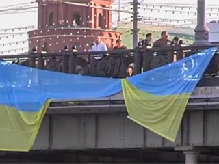 У Кремля пытались повесить флаг Украины У Кремля пытались повесить флаг Украины