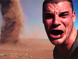 Селфи за секунду до торнадо (видео) Селфи за секунду до торнадо (видео)