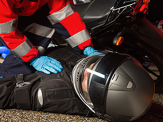 Мотоцикл после аварии занесло под грузовик Мотоцикл после аварии занесло под грузовик