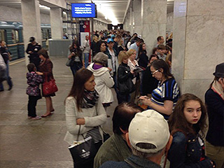 Поезд с пассажирами застрял в туннеле метро Поезд с пассажирами застрял в туннеле метро