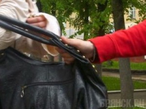 Клинцовский уголовник отнял у женщины сумку