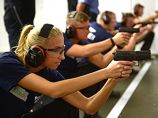 Девочка убила инструктора по стрельбе Девочка убила инструктора по стрельбе