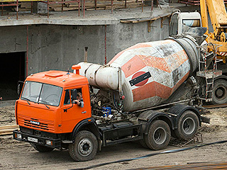 На лыжной трассе перевернулся бетоновоз На лыжной трассе перевернулся бетоновоз