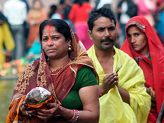 Индусы закопали ребенка заживо Индусы закопали ребенка заживо