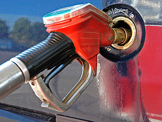 ФАС обещает удержать цены на топливо ФАС обещает удержать цены на топливо