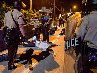 Жители Фергюсона требуют $40 миллионов Жители Фергюсона требуют $40 миллионов