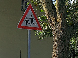 Скорость возле школ и детсадов ограничат Скорость возле школ и детсадов ограничат