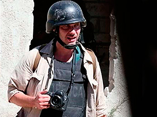 Друзья оплакивают погибшего Стенина Друзья оплакивают погибшего Стенина