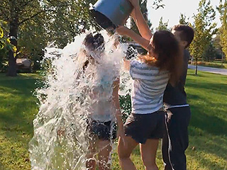 Дети облили водой жену Порошенко Дети облили водой жену Порошенко