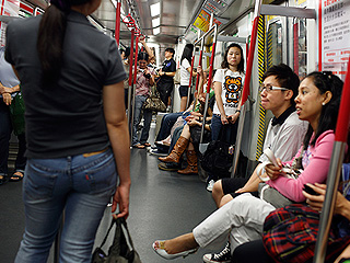 Китаец-акробат рухнул с поручнем в метро Китаец-акробат рухнул с поручнем в метро