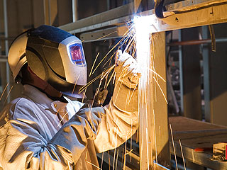 Сварщик ищет невесту с уличными плакатами Сварщик ищет невесту с уличными плакатами