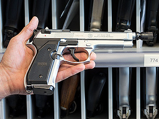 У школьных охранников отберут оружие У школьных охранников отберут оружие