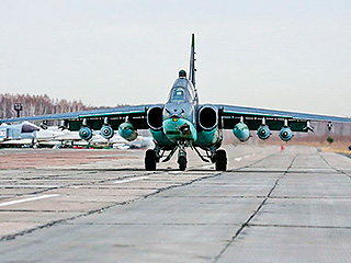 Штурмовик Су-25 приземлился на шоссе Штурмовик Су-25 приземлился на шоссе