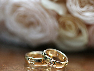 Девушка вышла замуж за собаку Девушка вышла замуж за собаку